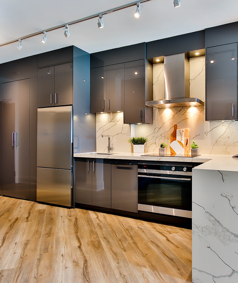 Beautiful kitchen with many appliances. Refrigerator, Oven, Stove, cooktop.